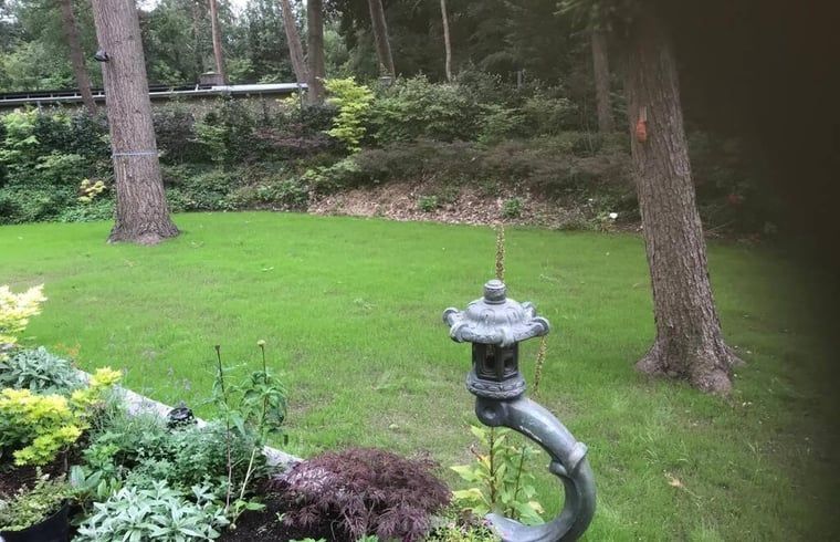 Rustikaler Garten mit Laterne im Ferienhaus in Lochem, Achterhoek.
