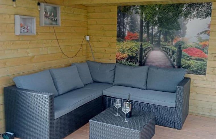 Gemuetliche Sitzecke auf der Veranda des Ferienhauses in Lochem, Gelderland.