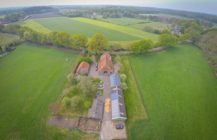Luchtfoto van Vakantiehuis in Lochem, gelegen in de groene velden van de Achterhoek, Gelderland, met uitzicht op uitgestrekte natuur.