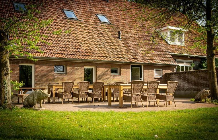 Geniet van de ruime tuin en het gezellige terras bij Vakantiehuis in Lochem, een idyllisch verblijf in de Achterhoek, Gelderland.