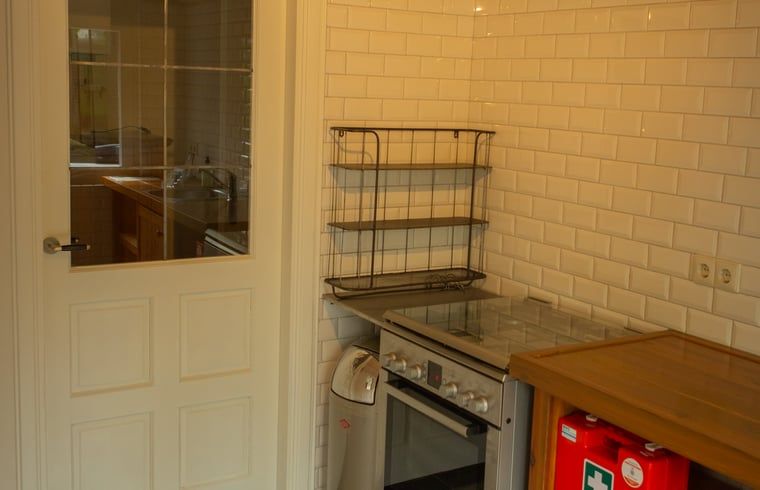 Gezellige keuken van Vakantiehuis in Lochem, Achterhoek, met moderne apparatuur en landelijke uitstraling in Gelderland.