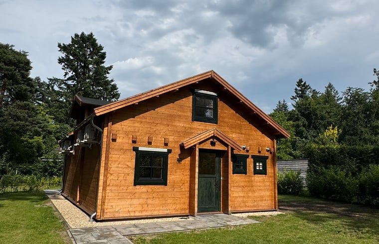 Vakantiehuis in Lochem, een charmante houten vakantiewoning in de groene Achterhoek, Gelderland, omgeven door natuur en rust.