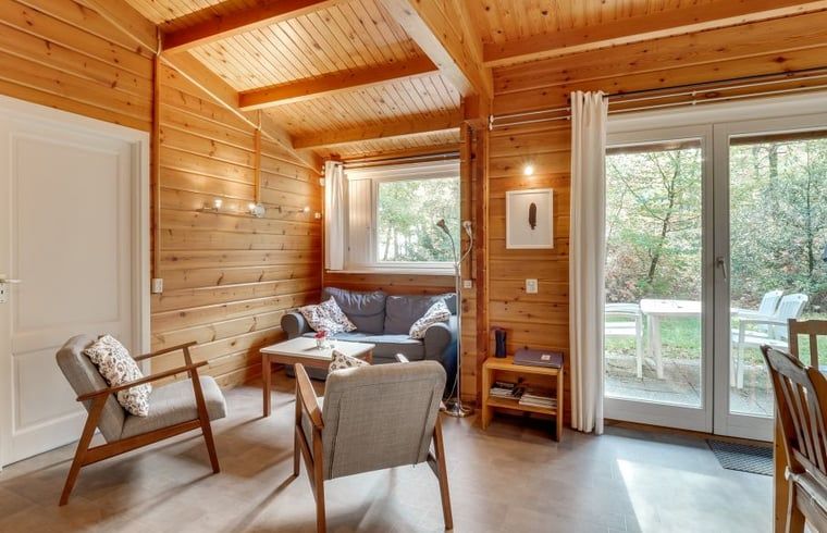 Lichte woonkamer in Vakantiehuisje in Hengelo, Achterhoek, met toegang tot het terras.