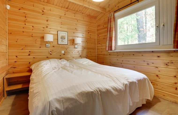 Hoofdslaapkamer in Vakantiehuisje in Hengelo, Achterhoek, met comfortabel tweepersoonsbed.