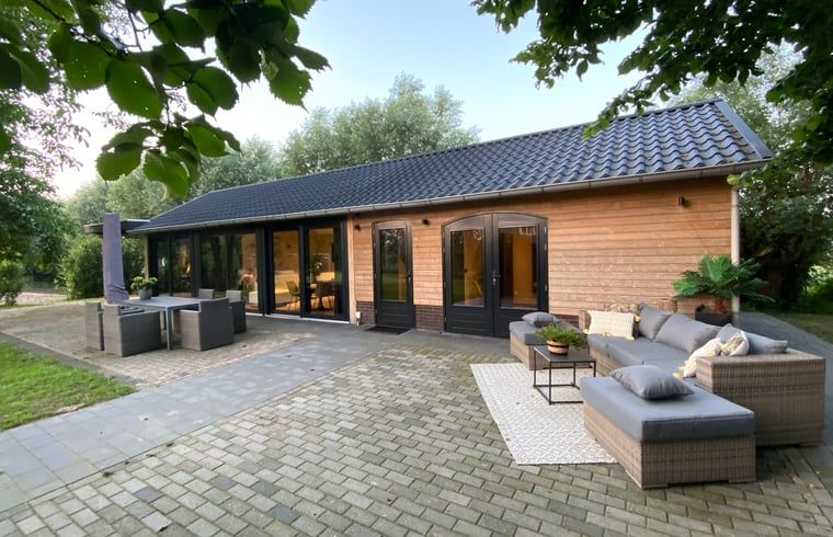 Ontspan op het ruime terras van Huisje in Hengelo GLD, een gezellig vakantiehuis in de groene Achterhoek, Gelderland.