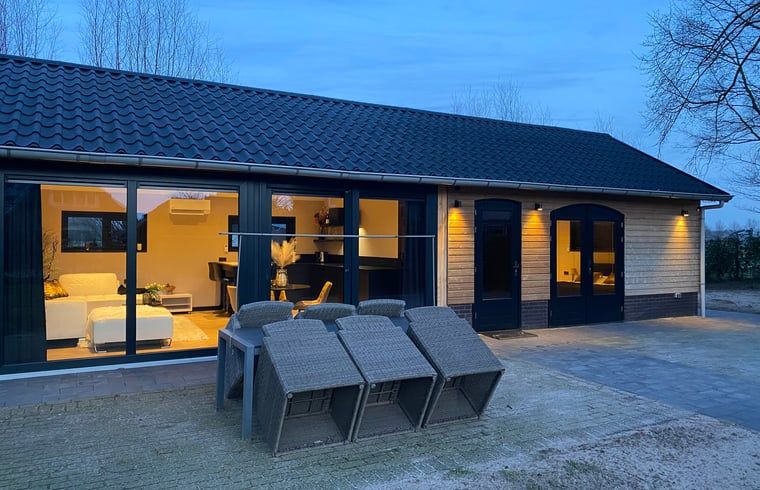 Gezellig vakantiehuis Huisje in Hengelo GLD met sfeervol verlicht terras, gelegen in de rustige natuur van de Achterhoek, Gelderland.