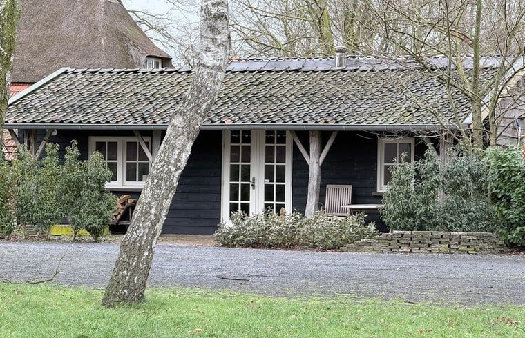 Cozy vacation home in Hengelo Gld, Achterhoek, with charming porch and natural surroundings in Gelderland.