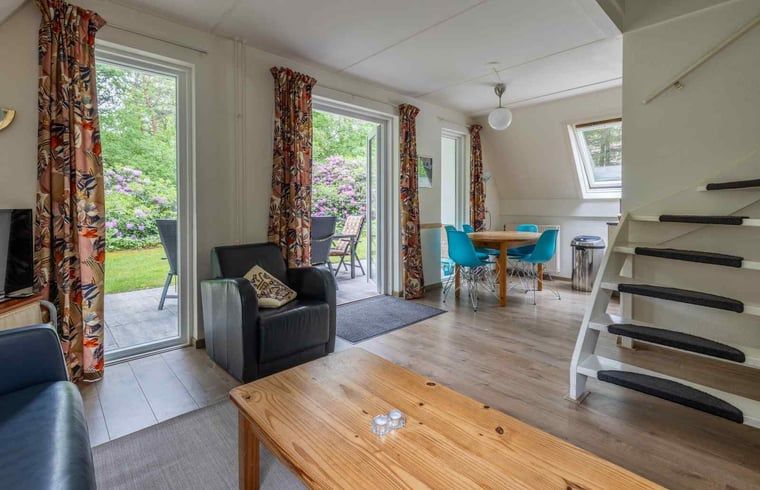 Helles und geraeumiges Wohnzimmer im Ferienhaus in Harfsen mit Gartenblick, Achterhoek, Gelderland.