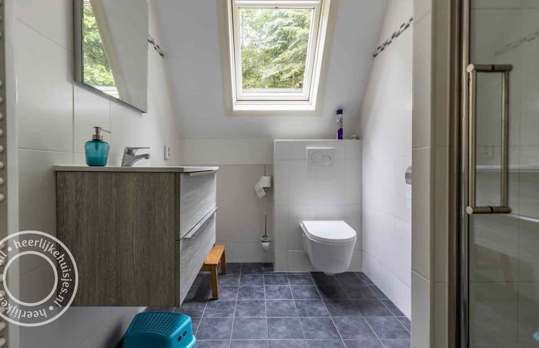 Toilette mit Blick auf die Natur in Ferienhaus in Harfsen, Achterhoek, Gelderland.