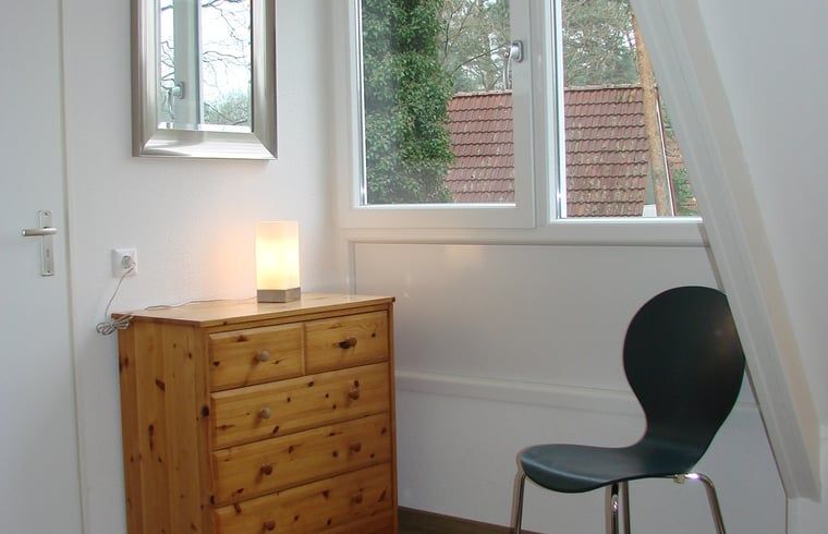 Helles Schlafzimmer mit Doppelbett im Ferienhaus in Harfsen, Achterhoek, Gelderland.