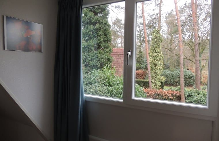 Einfaches Schlafzimmer mit Einzelbett in einem Ferienhaus in Harfsen, Achterhoek, Gelderland.