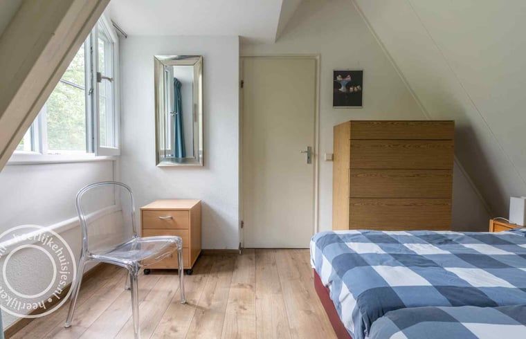 Doppelbett im hellen Zimmer des Ferienhauses in Harfsen, Achterhoek, Gelderland.