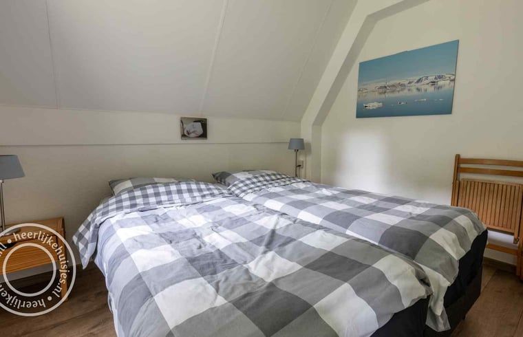 Luftaufnahme des Ferienhauses in Harfsen, umgeben von viel Gruen, Achterhoek, Gelderland.