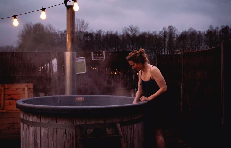 Genieten van de hot tub bij Vakantiehuisje in Haarlo, Achterhoek, Gelderland met uitzicht op de avondlucht.
