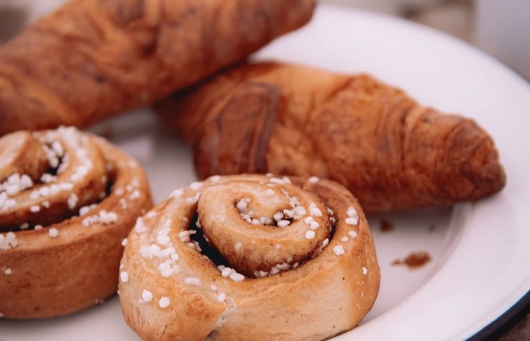 Heerlijke ontbijtbakery bij Vakantiehuisje in Haarlo, Achterhoek, Gelderland met verse croissants en kaneelbroodjes.