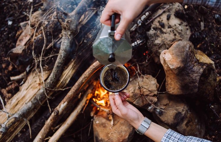 Verse koffie bij open vuur in Vakantiehuisje in Haarlo, Achterhoek, Gelderland voor een authentieke ervaring.
