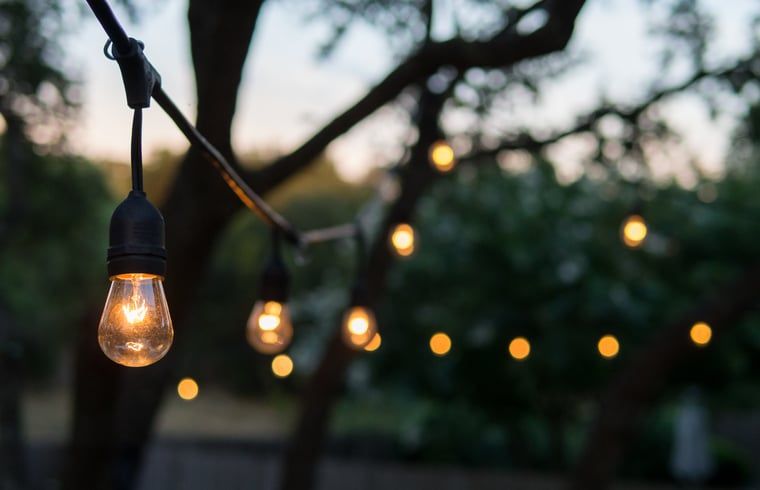 Sfeervolle buitenverlichting bij Vakantiehuisje in Haarlo, Achterhoek, Gelderland voor een romantische sfeer.