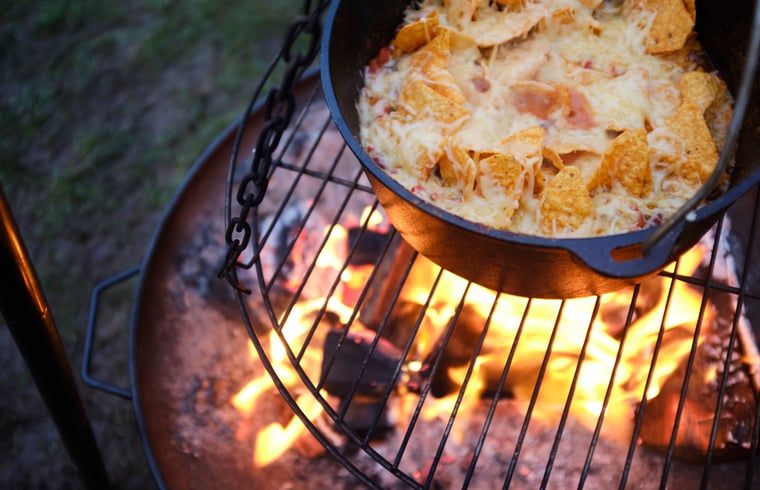 Smakelijke nacho's boven kampvuur in Vakantiehuisje in Haarlo, Achterhoek, Gelderland voor een gezellige avond.