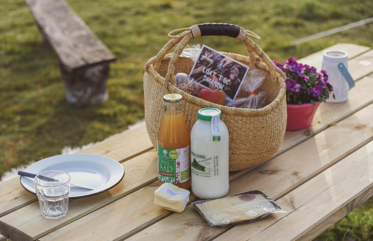 Picknickmand met lokale producten bij Vakantiehuisje in Haarlo, Achterhoek, Gelderland voor een heerlijke lunch.