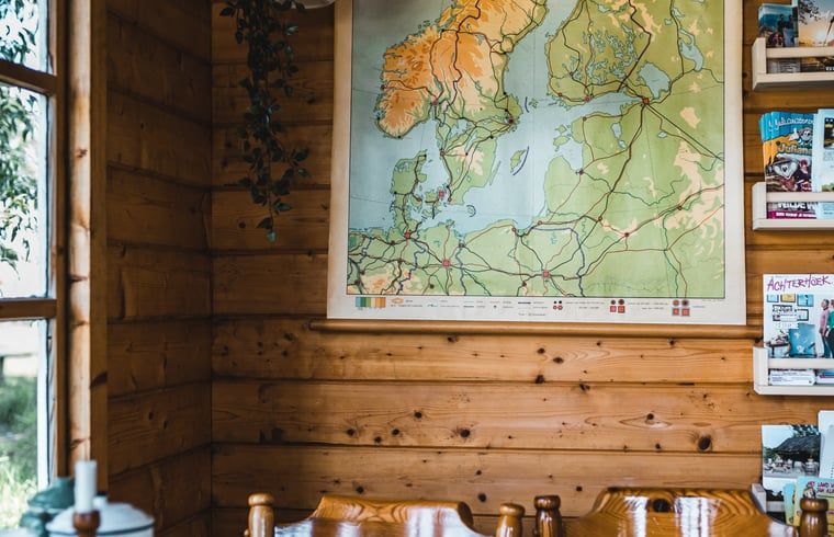 Knusse binnenruimte met wereldkaart in Vakantiehuisje in Haarlo, Achterhoek, Gelderland voor reisinspiratie.