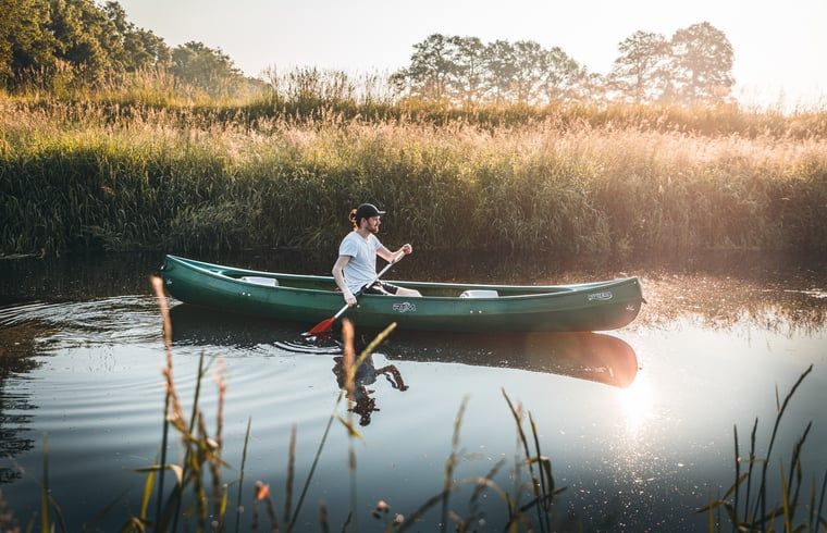 Kanoen op een rustige rivier bij Vakantiehuisje in Haarlo, Achterhoek, Gelderland voor een avontuurlijke dag.