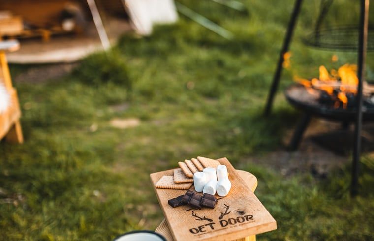 Gezellig kampvuur met snacks bij Vakantiehuisje in Haarlo, Achterhoek, Gelderland voor een sfeervolle avond.