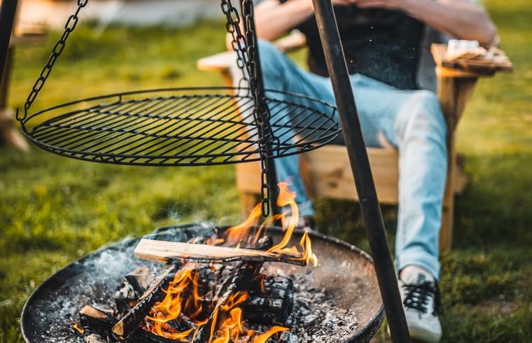 Ontspannen bij kampvuur met grill bij Vakantiehuisje in Haarlo, Achterhoek, Gelderland voor een gezellige ervaring.