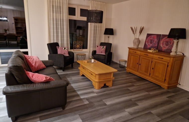 Gezellige woonkamer in Vakantiehuisje in Wichmond, Achterhoek, met comfortabele zithoek en stijlvolle inrichting.