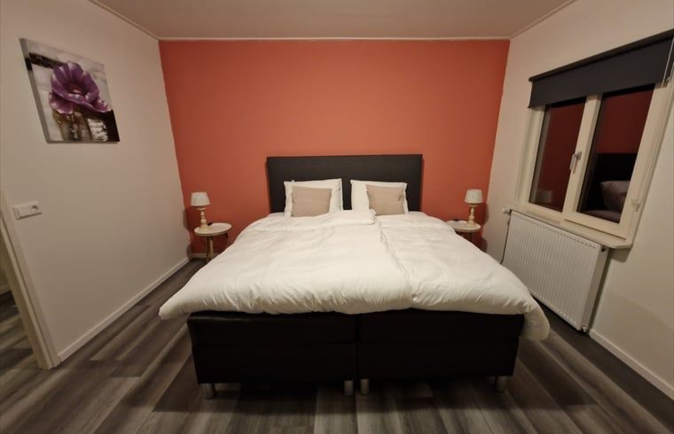 Comfortabele slaapkamer in Vakantiehuisje in Wichmond, Achterhoek, met tweepersoonsbed en rustige ambiance.