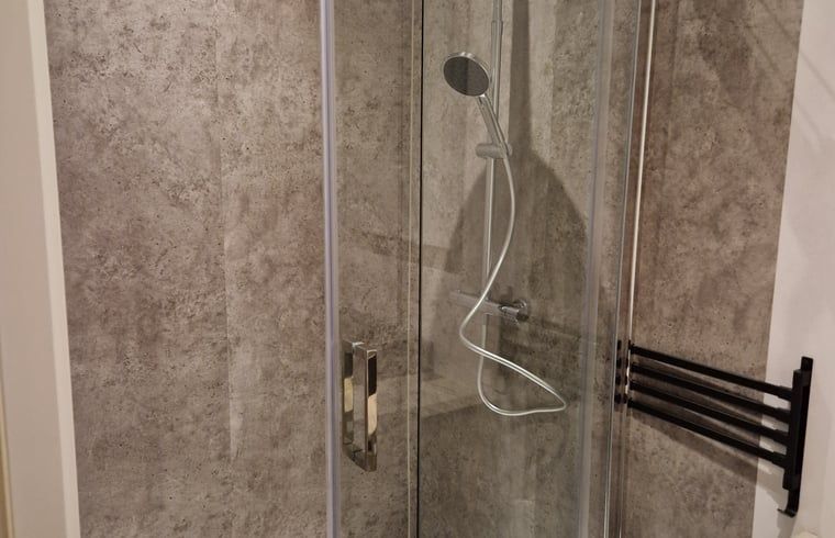 Inloopdouche in Vakantiehuisje in Wichmond, Achterhoek, biedt luxe en comfort tijdens uw verblijf.