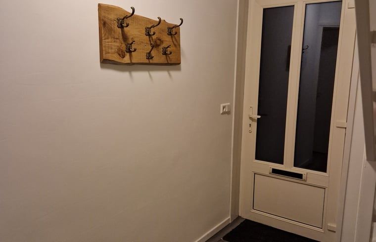 Entree van Vakantiehuisje in Wichmond, Achterhoek, met kapstok en uitnodigende sfeer.