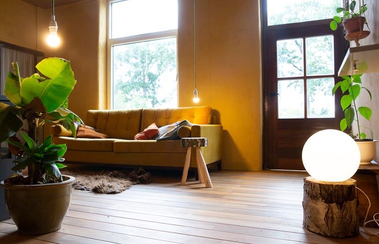 Gezellige woonkamer in Huisje in Geesteren, vakantiehuis in Achterhoek, Gelderland met comfortabele sofa.