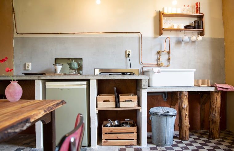 Authentieke keuken in Huisje in Geesteren, vakantiehuis in Achterhoek, Gelderland met rustieke details.