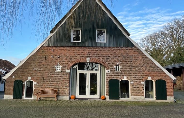 Charmantes Ferienhaus in Geesteren, gelegen in der malerischen Region Achterhoek in Gelderland, mit authentischer Bauernhof-Fassade und ruhiger Umgebung.
