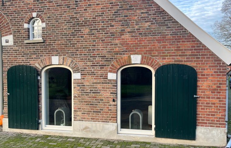 Gemuetlicher Innenraum des Ferienhauses in Geesteren, Ferienhaus in der Region Achterhoek, Gelderland. Authentische Holzbalken und moderne Kueche.