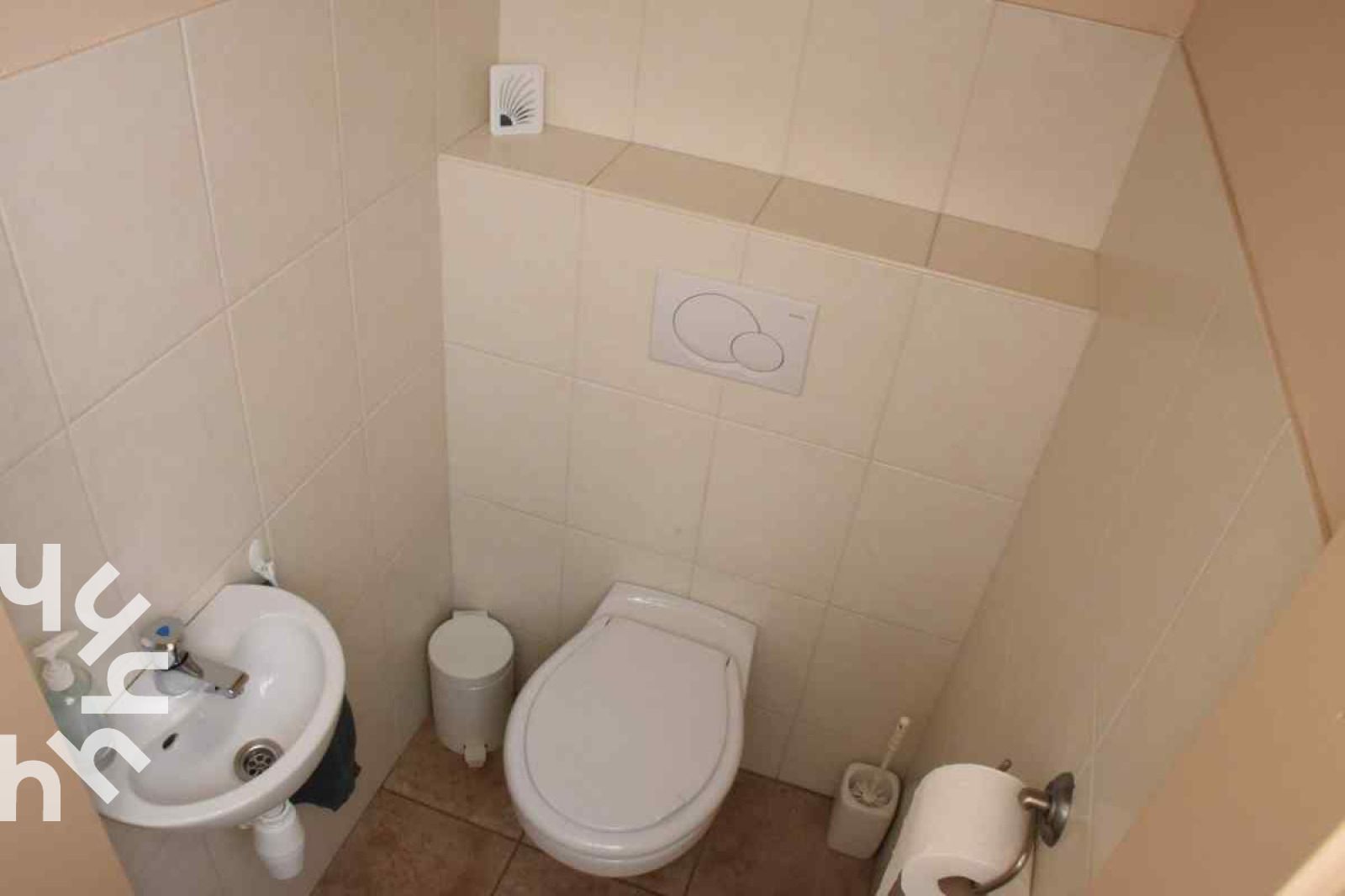 Ruhiger Garten des Ferienhauses DG126 in Vorden, Achterhoek, Gelderland mit Terrasse und Baeumen.