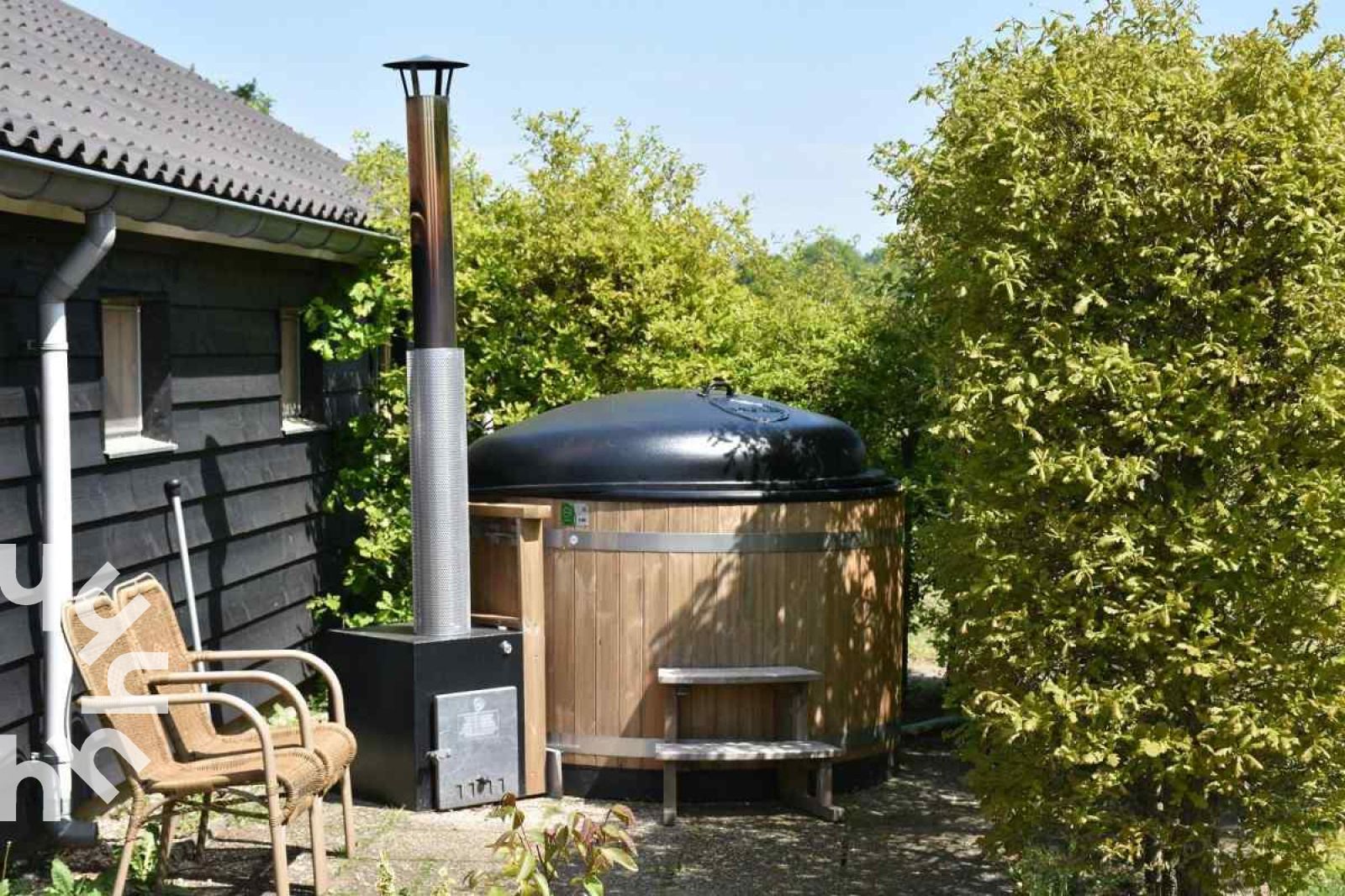 Schlafzimmer mit zwei Betten im Ferienhaus DG126 in Vorden, Achterhoek, Gelderland.