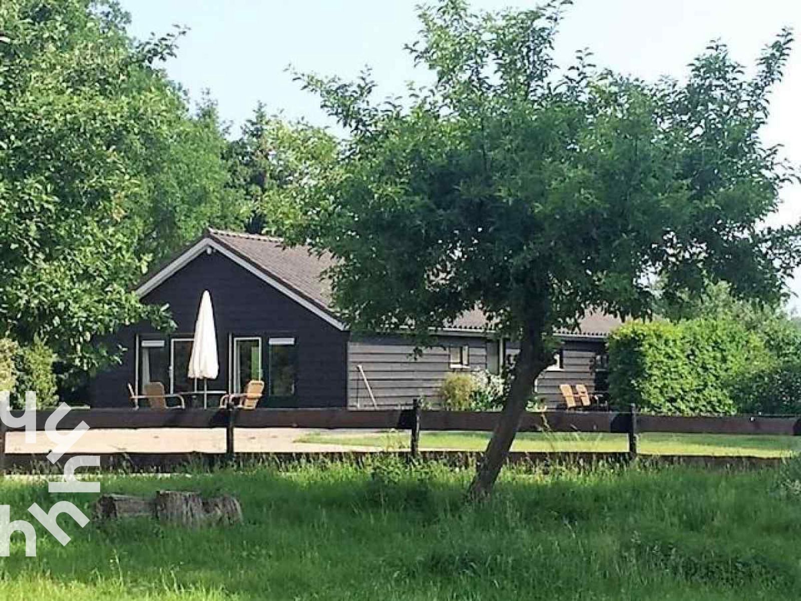 Spielplatz mit roter Rutsche im Ferienhaus DG126 in Vorden, Achterhoek, Gelderland.