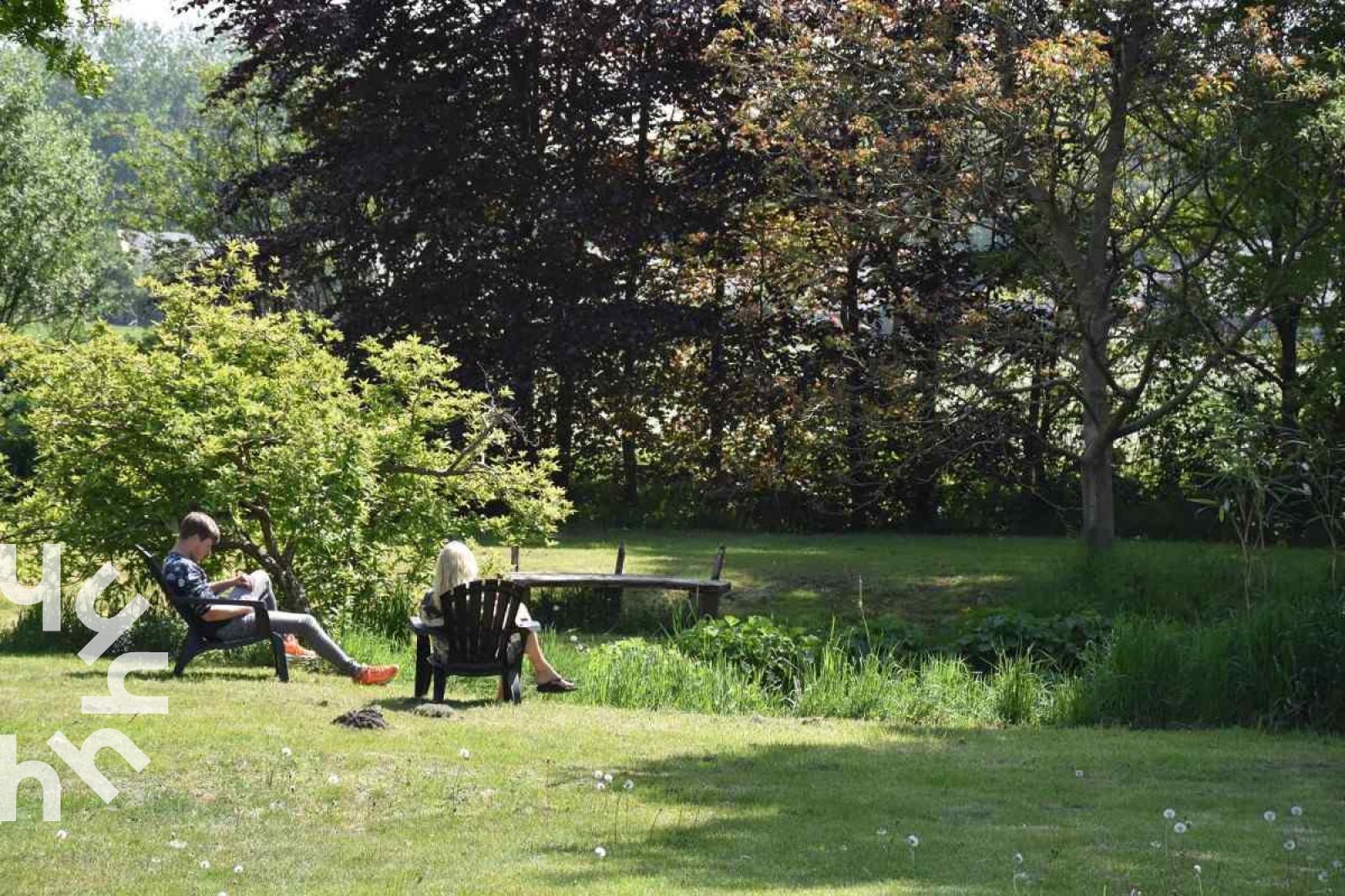 Grosser Spielplatz am Ferienhaus DG126 in Vorden, Achterhoek, Gelderland mit Schaukeln.