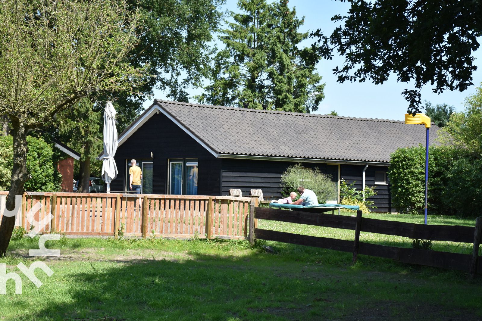Ueberdachter Spielplatz mit Tischtennisplatte im Ferienhaus DG126 in Vorden, Achterhoek, Gelderland.