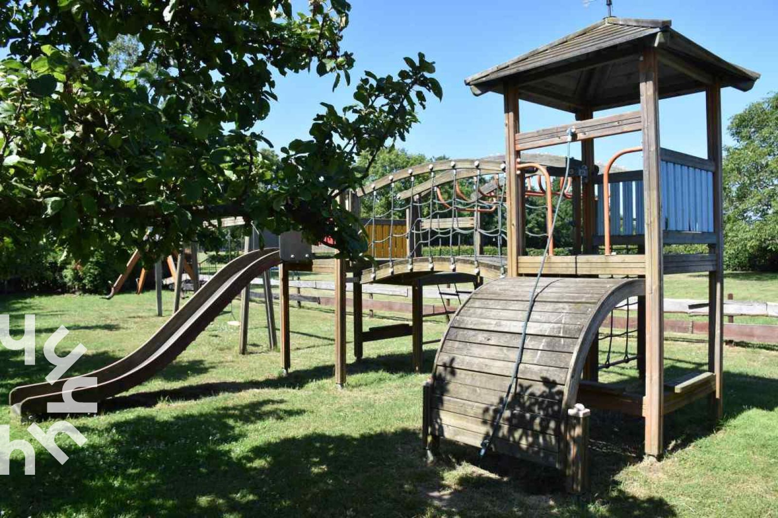 Geraeumiges Esszimmer im Ferienhaus DG126 in Vorden, Achterhoek, Gelderland mit langem Tisch.