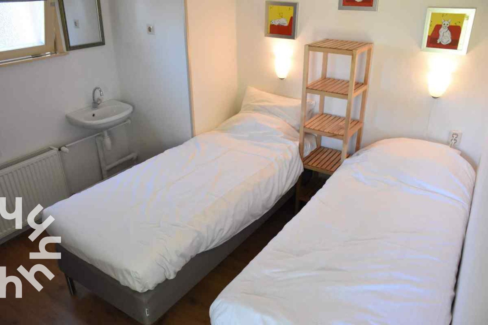 Kinder spielen im Garten des Ferienhauses DG126 in Vorden, Achterhoek, Gelderland.