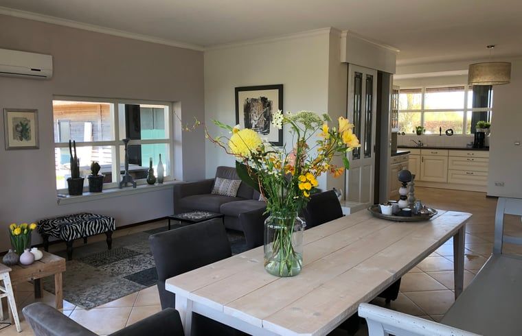 Gemuetliches Wohnzimmer des Ferienhauses in Doetinchem mit stilvoller Einrichtung, gelegen in der Region Achterhoek, Gelderland.