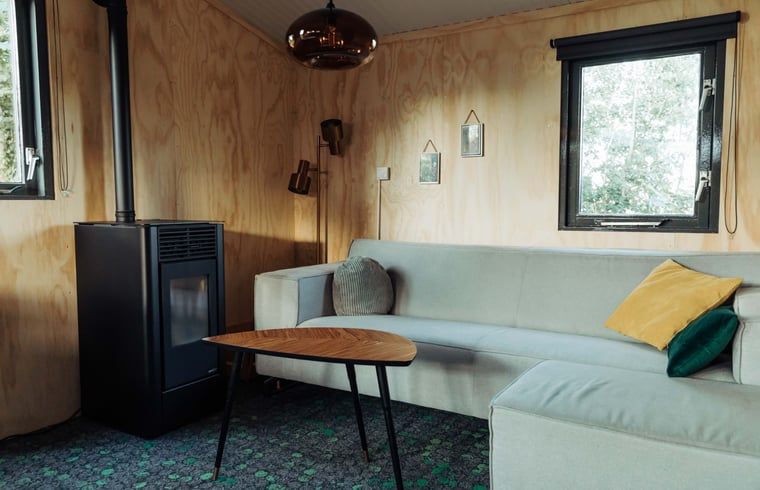 Gezellige eetruimte in Huisje in Doetinchem, vakantiehuis in de Achterhoek, Gelderland, met uitzicht op de omliggende natuur.