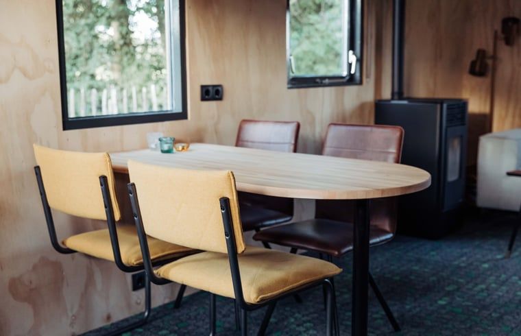 Moderne keuken in het Huisje in Doetinchem, vakantiehuis in de Achterhoek, Gelderland met houten interieur en stijlvolle inrichting.