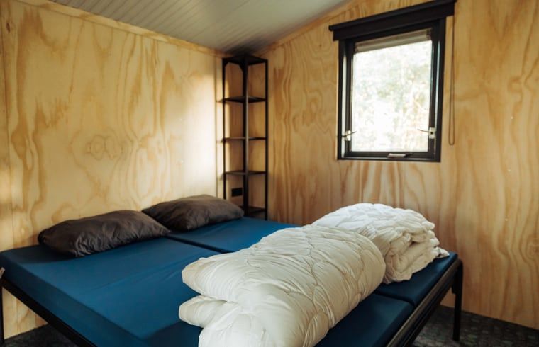 Moderne badkamer in Huisje in Doetinchem, vakantiehuis in de Achterhoek, Gelderland met stijlvolle douche en toilet.