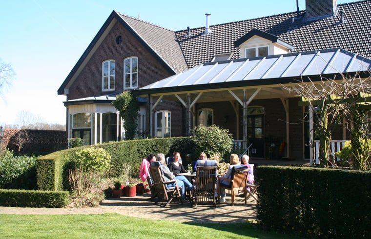 Geniet van de zon op het terras van Vakantiehuis in Twello, gelegen in de Achterhoek, Gelderland, omringd door groene natuur.