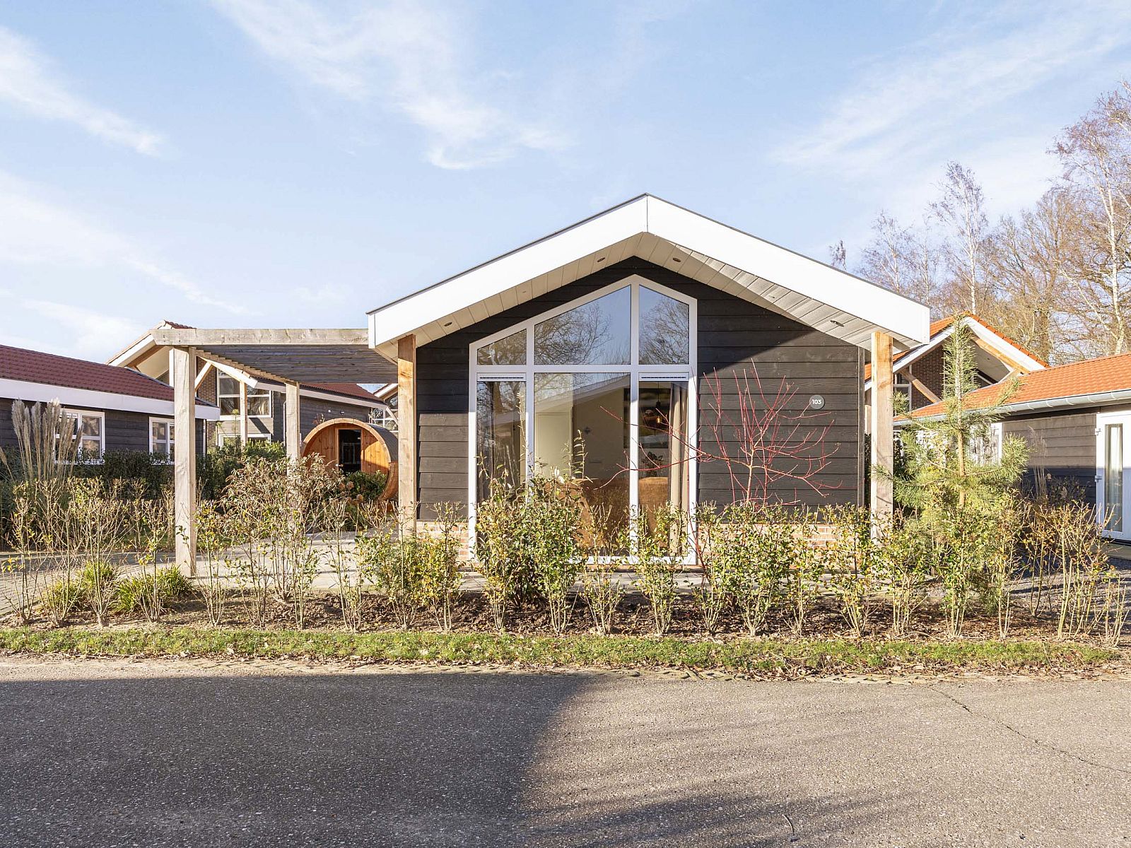 Lindenhoeve 2.0 vacation home in Lichtenvoorde with modern facade and windows, located in Achterhoek, Gelderland.