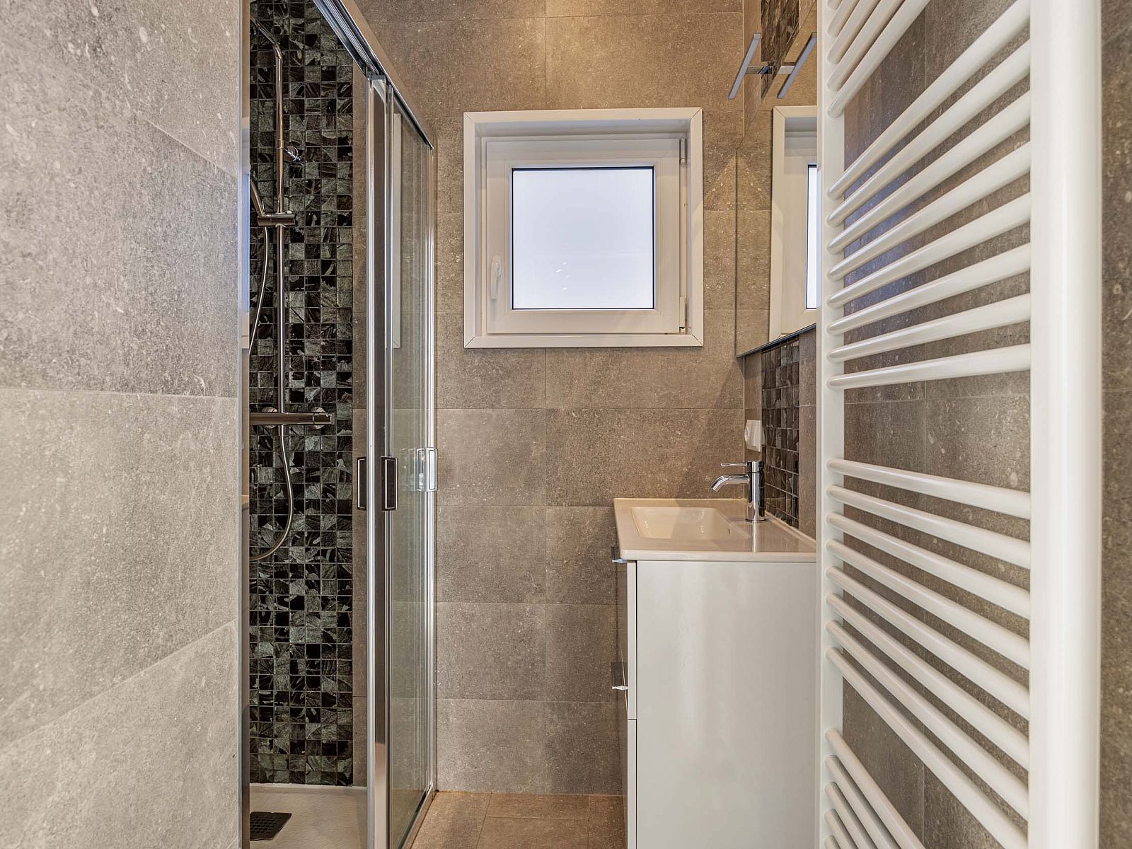 Bathroom in Lindenhoeve 2.0 vacation home, Lichtenvoorde, with stylish tiles and spacious shower in the Achterhoek.