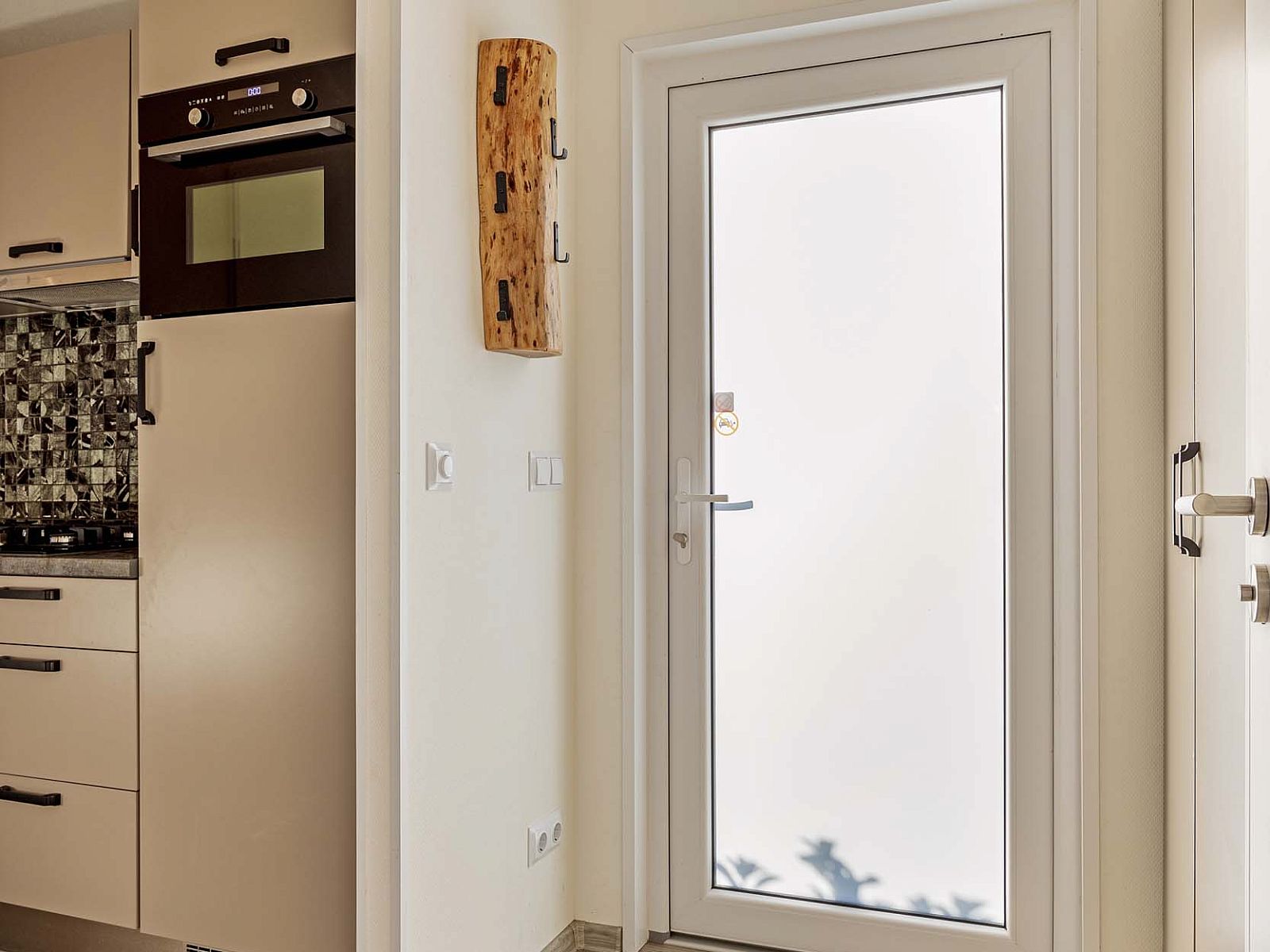 Entrance to Lindenhoeve 2.0 vacation home in Lichtenvoorde, with wooden floor and modern kitchen in the Achterhoek.